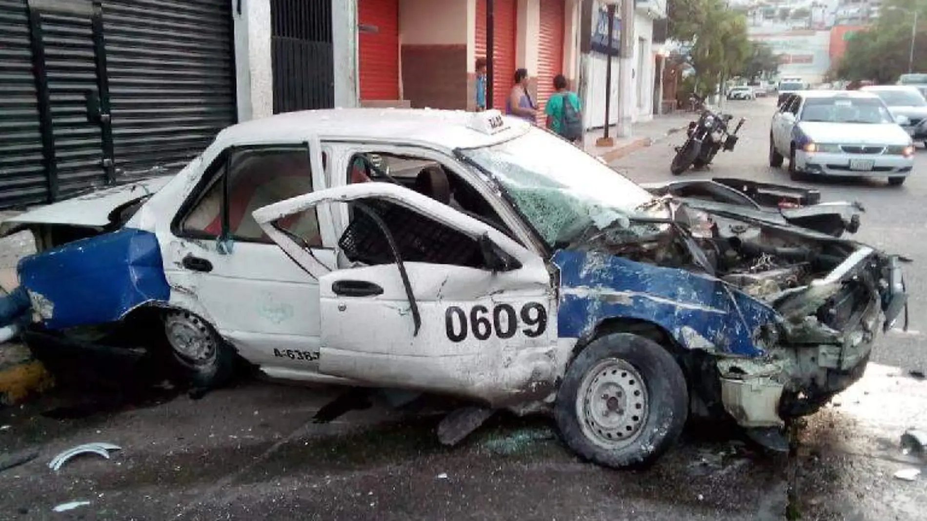 TAxi choque contra casa